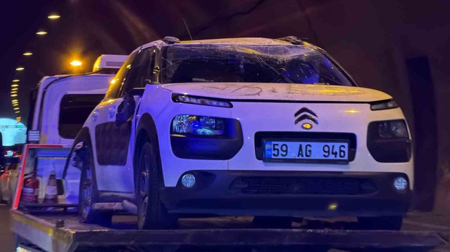 Bolu Dağı Tüneli'nde otomobile arkadan çarpan tır kaçtı, kazada 4 kişi yaralandı