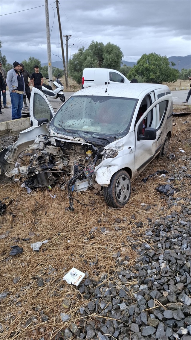 İzmir Bayındır'da kontrolsüz geçen araca yolcu treni çarptı, sürücü yaralandı
