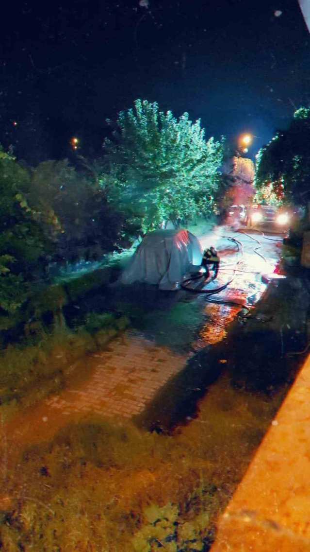 Trabzon Araklı'da elektrikli otomobilde yangın çıktı, araç kullanılamaz hale geldi