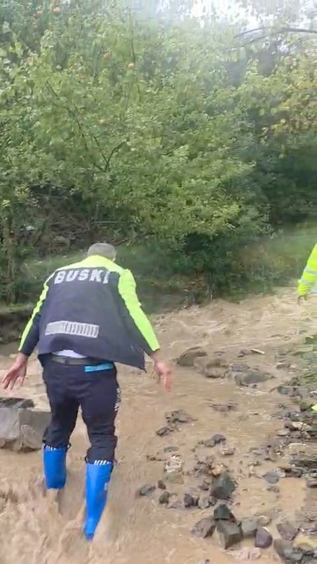 Bursa Mudanya'da Karanlık Dere'de taşkın riskine karşı BUSKİ ekipleri çalıştı