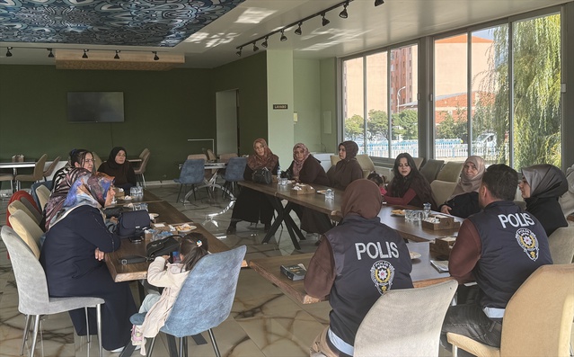 Oltu'da polis, AK Parti Kadın Kollarına bağımlılık ve dolandırıcılık semineri verdi