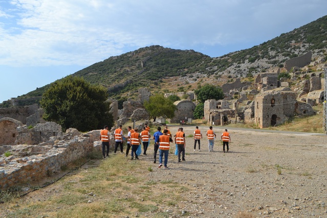 Anamur Açık Ceza İnfaz Kurumu hükümlüleri tarihi alanları temizleyip kitap okudu