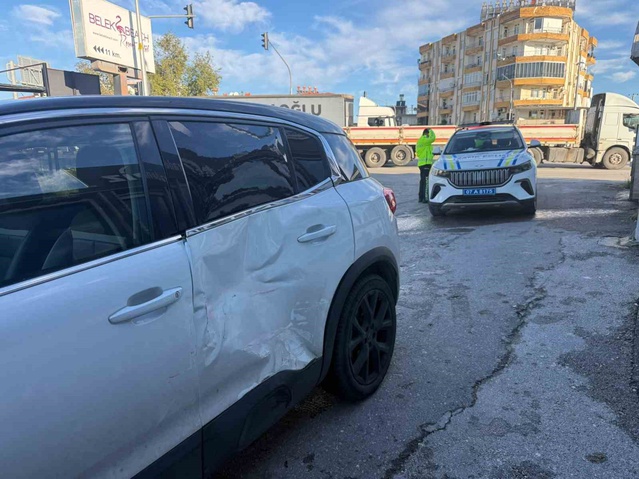Antalya Serik'te D-400 karayolunda iki otomobil çarpıştı, 1 kişi yaralandı