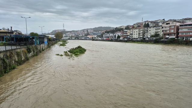 Zonguldak Alaplı'da Alaplı Çayı kabardı, dev dalgalar yapımı süren mendireğe zarar verdi