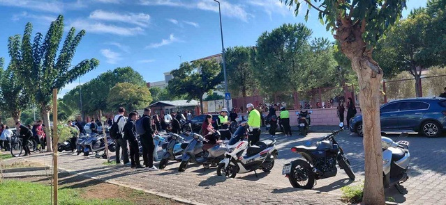 Didim'de trafik ekipleri lise önlerinde ve gece saatlerinde motosiklet denetliyor