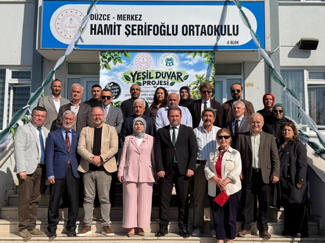 Düzce'de okul bahçesine Yeşil Duvar Projesi kapsamında 90 leylandi fidanı dikildi