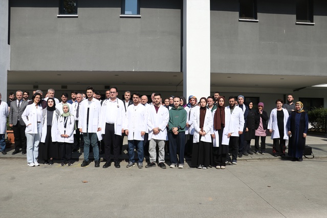 Trabzon'da sağlıkçılar ve tıp öğrencileri Gazze için KTÜ Farabi önünde toplandı