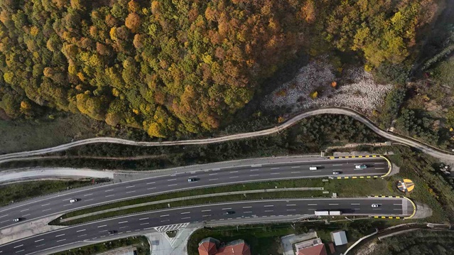 Bolu Dağı Tüneli geçişinde sonbahar renkleri sürücülere kartpostallık manzara sundu