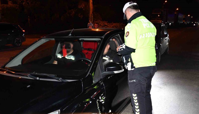 Hatay Dörtyol'da gece uygulamasında sürücülere alkol ve kask denetimi yapıldı