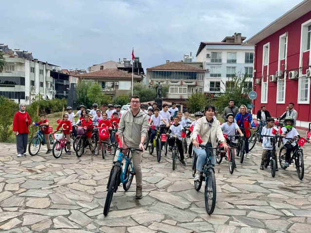 Aydın Bozdoğan'da 29 Ekim'de düzenlenen bisiklet kortejinde çocuklar pedal çevirdi