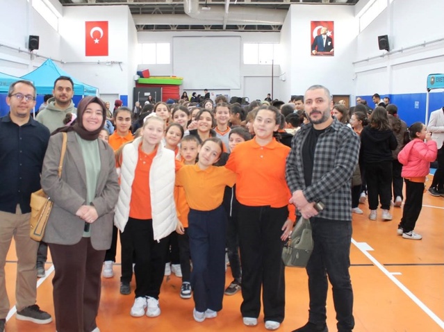 Emet'te kodlama atölyesinde 3-4. sınıf öğrencileri LEGO modellerini hareket ettirdi