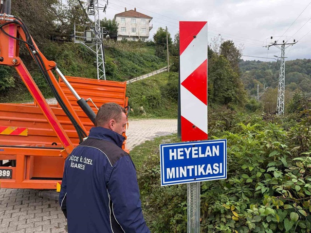 Düzce İl Özel İdaresi, Kaynaşlı'da köy yoluna yeni trafik levhaları yerleştirdi