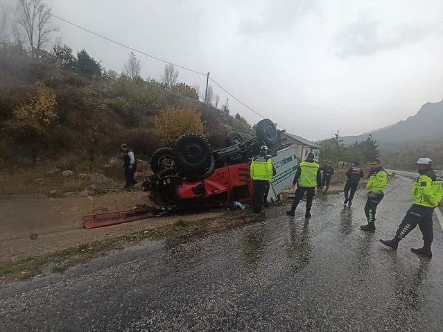 Sivas Suşehri'nde şarampole devrilen orman müdürlüğü aracında 3 kişi yaralandı