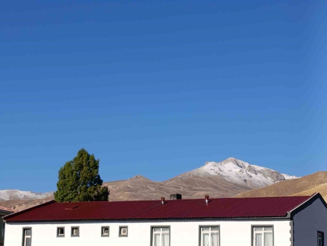 Van Başkale'de iki gündür süren sağanak yüksek kesimlerde kara dönüştü