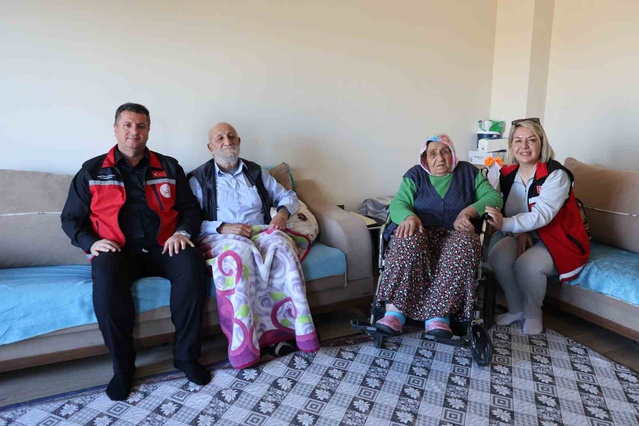 Elazığ'da 'İyilik Var' gönüllüleri 84 yaşındaki çiftin kışlık turşusunu yaptı