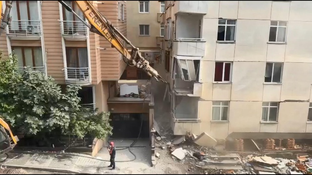 Maltepe'de 7 katlı binanın 3 katı çöktü, kepçeyle kontrollü yıkım başladı
