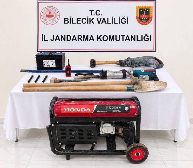 Bilecik'te define arayan 12 kişi jandarma ve KOM operasyonuyla suçüstü yakalandı