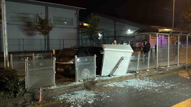 Eskişehir'de otomobil tramvay durağına girdi, araçta sıkışan 1 yaralı kurtarıldı