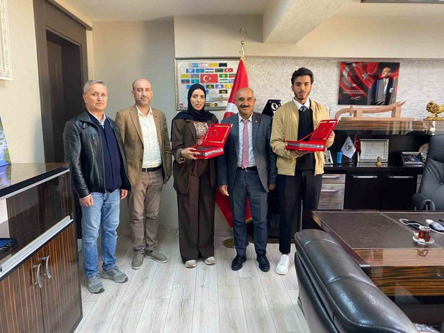 Tomarza Kaymakamı Eser, Cezayir'den gelen öğrencileri makamında kabul etti