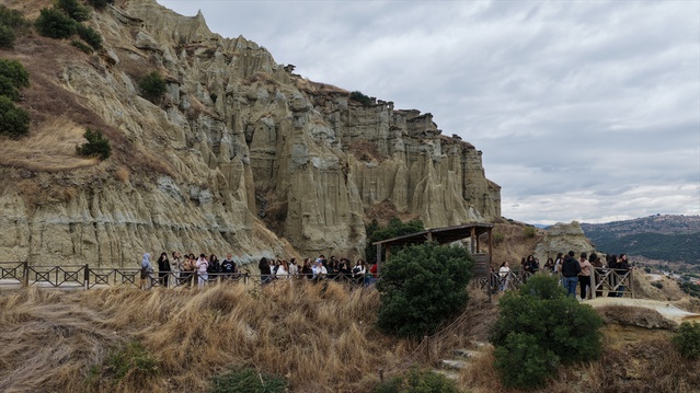 Celal Bayar Üniversitesi'nden 150 öğrenci Kula-Salihli UNESCO Jeoparkı'nı gezdi