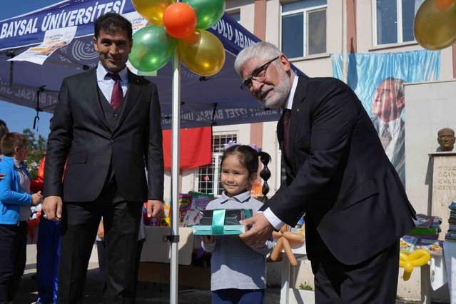 BAİBÜ'de toplanan yaklaşık bin kitap ve 250 oyuncak Çaydurt İlkokulu'na ulaştı