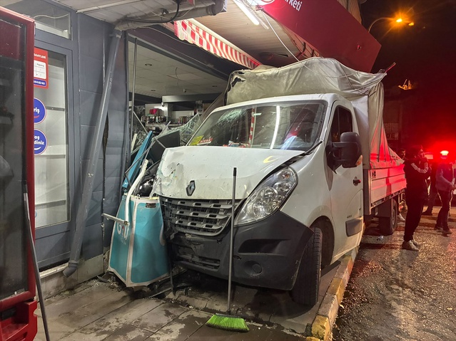 Sivas Koyulhisar'da markete çarpan kamyonette sürücü ve market sahibi yaralandı