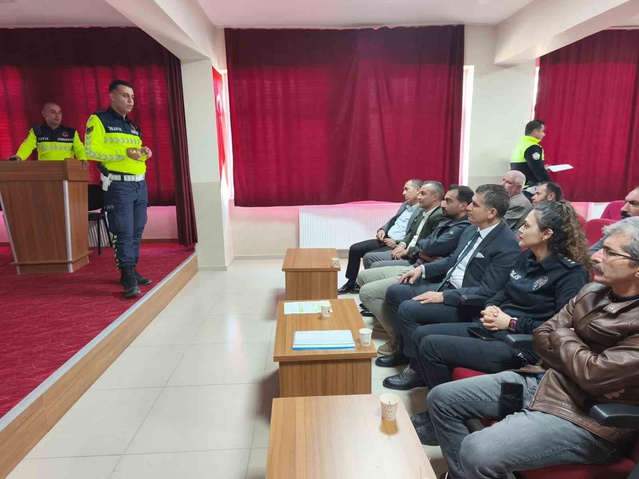 Çemişgezek'te okul müdürleri ve servis şoförlerine trafik güvenliği eğitimi verildi