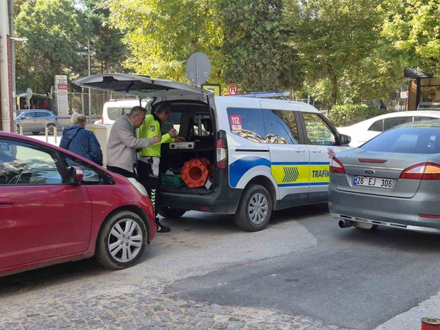 Eskişehir Odunpazarı'nda otomobilin çarptığı yaşlı adam hastaneye kaldırıldı