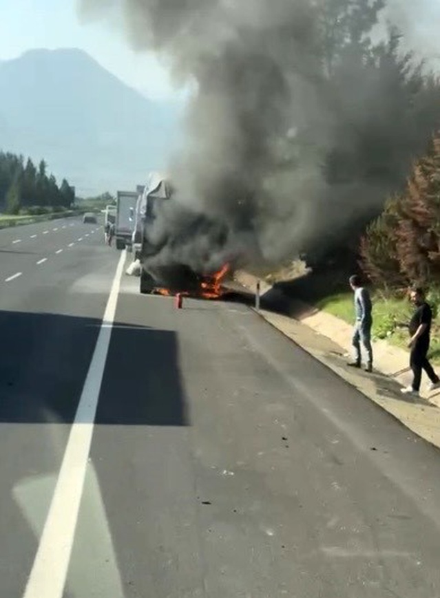 Osmaniye'de yem yüklü tırda yangın çıktı, sürücü kupayı ayırıp büyümesini önledi