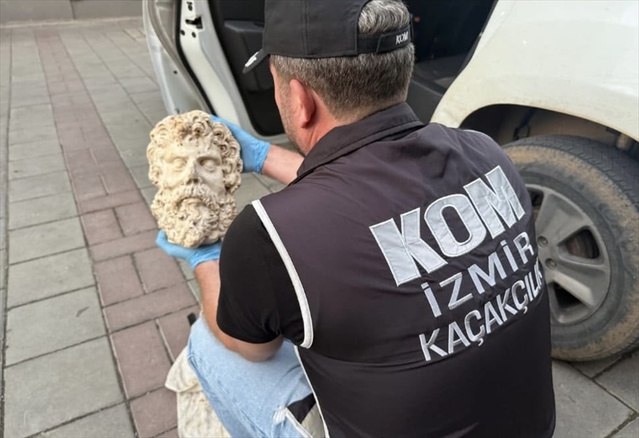 İzmir Konak'ta 2 bin yıllık Zeus heykel başı bulundu, 3 şüpheli gözaltına alındı