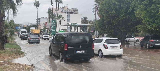 Mersin Silifke'de sağanak sele yol açtı, Atatürk Evi'ni su bastı