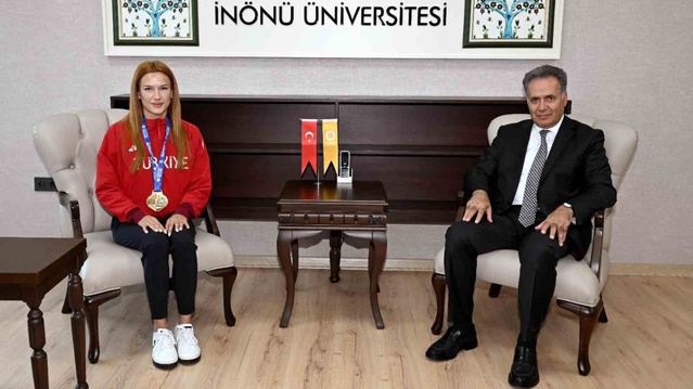 İnönü Üniversitesi Rektörü Akpolat, Avrupa şampiyonu boksör Akbaş'a hediye verdi