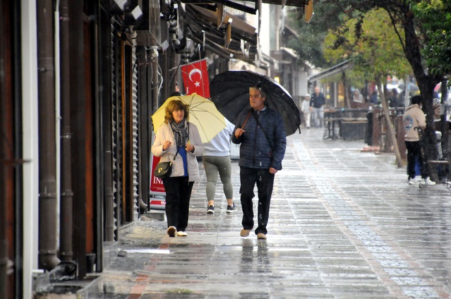 Edirne'de etkili sağanak cadde ve sokaklarda su birikintisi oluşturdu