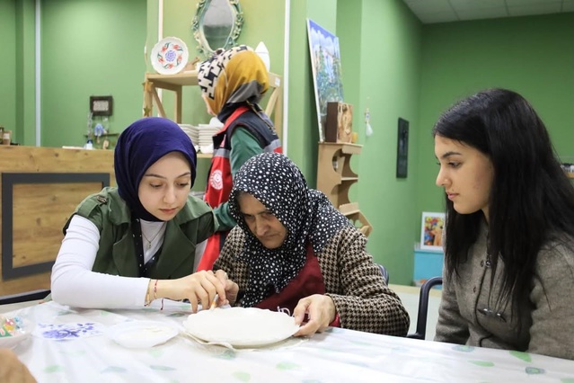 Erzincan'da gençler ve yaşlılar seramik boyayarak kuşaklar arası dayanışma sergiledi
