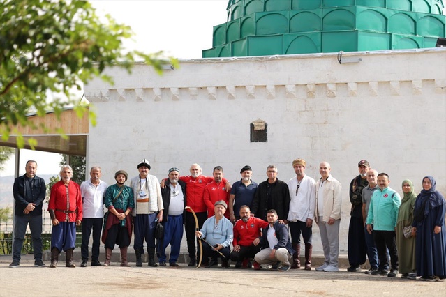 Gaziantep'te müsabakadan sonra okçular, Sa'd bin Ebi Vakkas'ın makamını ziyaret etti