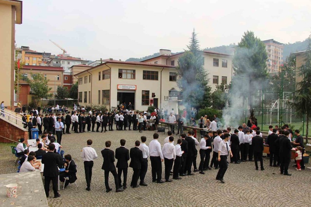 Rize'de denizcilik lisesi hamsi festivalini palamutla balık festivaline dönüştürdü