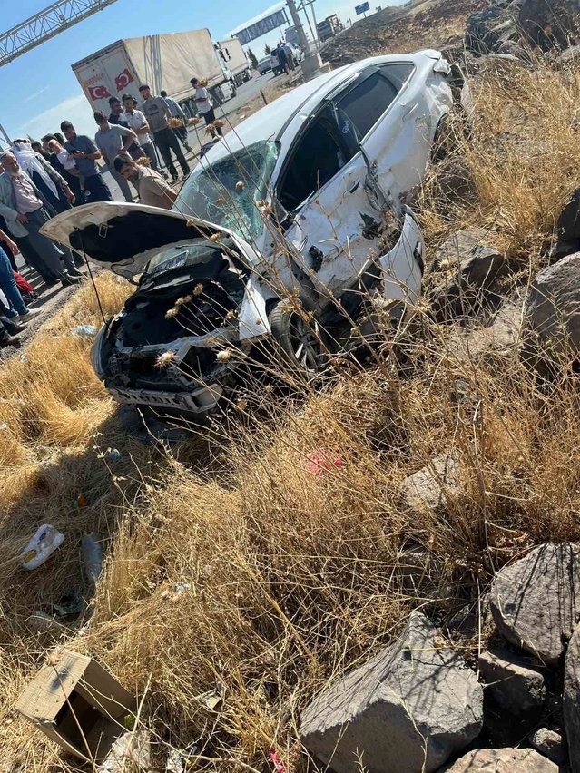 Diyarbakır Sur'da otomobil tırla çarpıştı, takla atan araçta 7 kişi yaralandı.