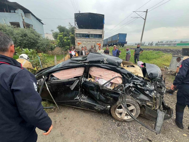 Hatay Dörtyol'da tren otomobile çarptı, araçtakilerden 2 kişi yaralandı