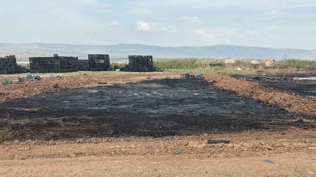 Eskişehir Tepebaşı'nda depolanan binlerce plastik kasa alevlere teslim oldu