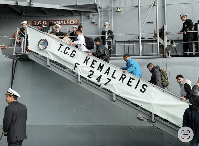 Dolmabahçe'de TCG Kemalreis'e ziyaretçi akını, iskelede uzun kuyruklar oluştu