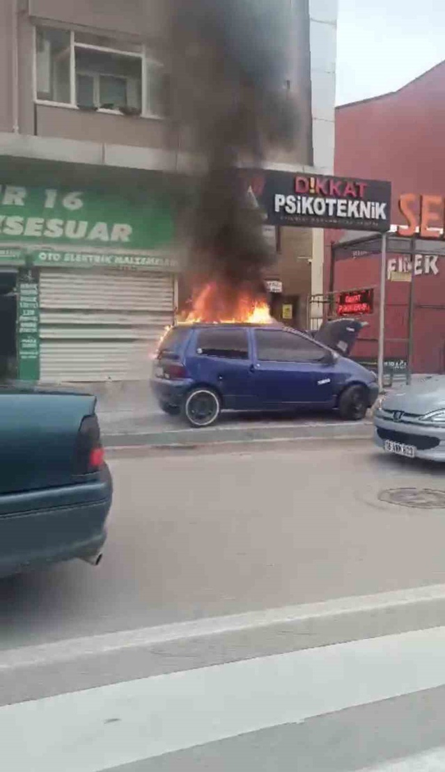 Bursa Yıldırım'da park halindeki otomobilde çıkan yangın paniğe yol açtı