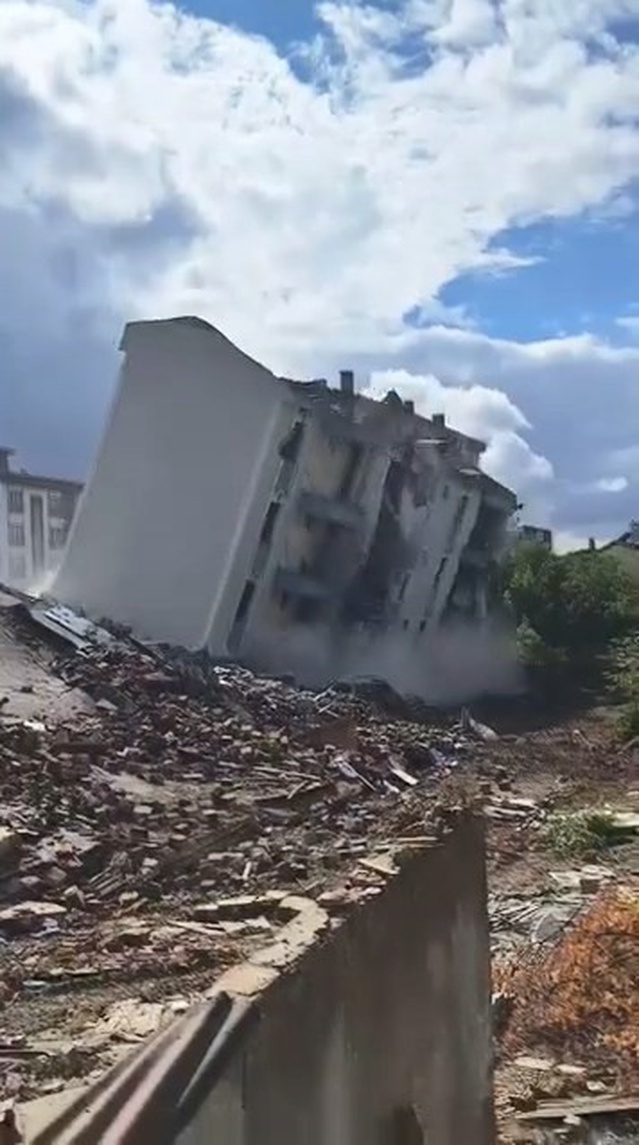 Elazığ'da ağır hasarlı 5 katlı bina, iş makinesinin makasıyla yerle bir oldu