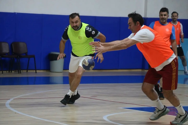 Sivas'ta Amatör Spor Haftası'nda sporcular hentbol ve basketbol maçlarında buluştu
