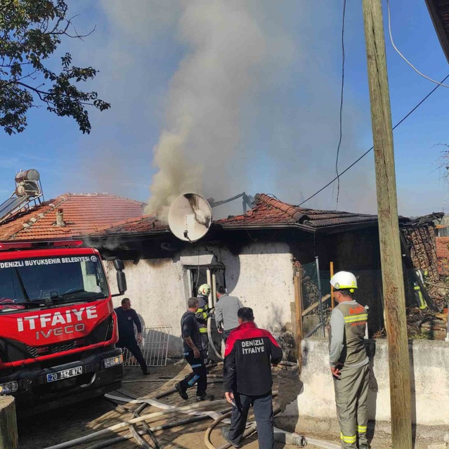 Denizli Pamukkale'de müstakil ev yangını kontrol altına alındı, can kaybı yok