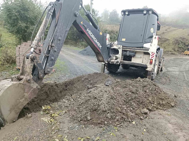 Düzce İl Özel İdaresi, Saçmalıpınar'da yağmur suyu tahliyesini koruge boruyla sağladı