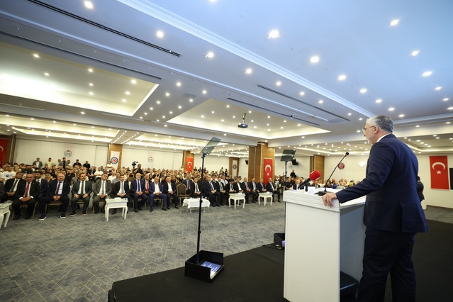 Bakan Işıkhan, 125 bini aşkın üyeli Koop-İş'in seminerinde kamu işçileriyle buluştu