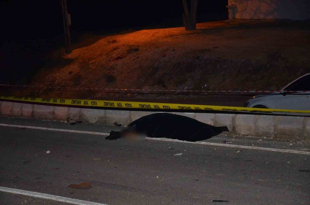 Besni Çevre Yolu'nda iddiaya göre otomobilin çarptığı 1 kişi hayatını kaybetti