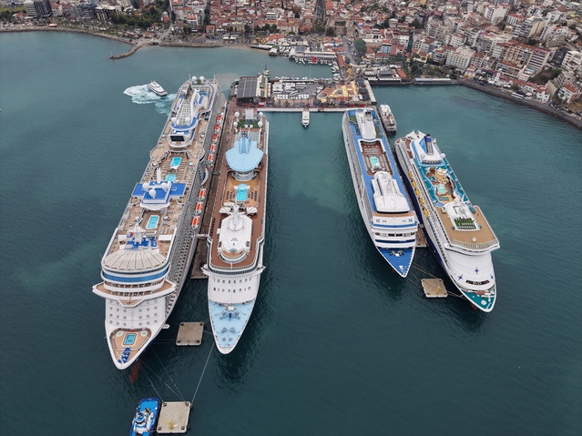 Kuşadası'na gelen 7 bin 594 turistin bir kısmı Efes'i, kalanı çarşıyı tercih etti