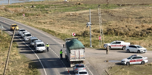 Muş Malazgirt'te jandarma, sürücüleri drone ile havadan denetledi