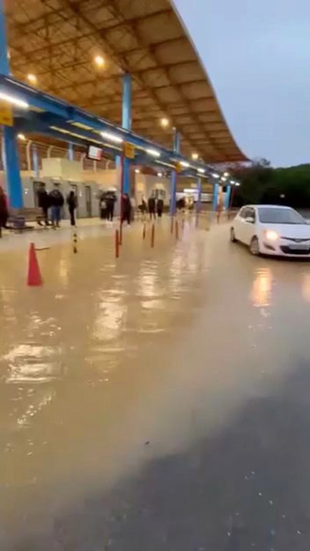 Başakşehir'de sağanak yolları göle çevirdi, Olimpiyat Durağı'nı su bastı